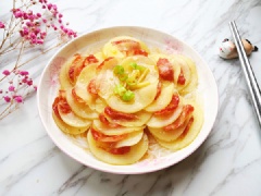 Dội chén sốt đã pha lên đều đĩa miến, Khi ăn nhớ trộn đều lên là được. Nếu thích rau xanh bạn có thể thái nhỏ rau xà lách trộn cùng ăn kèm nhé! Tùy khẩu vị có thể thêm nước tương cho hợp.