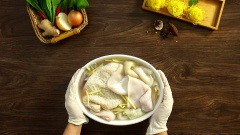 Cho 1kg lòng bò vào âu lớn, thêm 10gr muối, 30gr gừng, 50ml giấm và 100ml rượu trắng. Dùng tay chà sát muối, gừng vào các miếng lòng. Để ngâm 30 phút và rửa sạch lòng dưới vòi nước cho sạch hết chất bẩn.