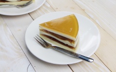 Rau câu flan phô mai đổ theo cách này thì lớp rau câu phô mai sẽ mềm béo, lớp rau câu cà phê dẻo thơm. Chúng xếp xen kẻ phân tầng trong thật bắt mắt. Nếu thích vị đắng thì bạn hãy thêm nhiều cà phê vào cho đến khi nước rau câu cà phê đen sậm nhé! Còn nếu không thích rau câu dẻo bạn có thể thay thế bằng lượng tương tự với bột rau câu giòn agar nhé!