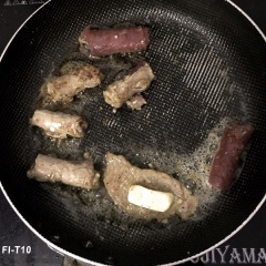 Bắc chảo lên bếp. Khi chảo nóng thì cho bơ lạt vào, để tan chảy ra rồi tráng đều khắp chảo. Sau đó lần lượt cho các cuộn thịt bò phô mai vào chiên với lửa lớn.