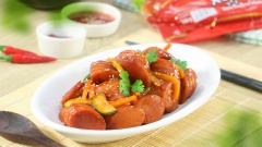 Bày xúc xích xào ra dĩa, thêm ít hành ngò và tiêu xay lên mặt rồi mời cả nhà cùng dùng bữa. Món này đạt yêu cầu có vị chua nhẹ của tương cà, vị ngọt từ rau củ và xúc xích cùng vị thơm từ mè rang. Món này dùng nóng với cơm trắng rất ngon. Thành phần chủ yếu của món này gồm xúc xích và các loại rau nên có thể làm cho ta cảm thấy “nhẹ bụng”. Món xúc xích xào chua ngọt thường rất dễ ăn, các loại rau xào vừa chín tới, nhai nghe sần sật, giòn giòn sẽ làm tăng cảm giác ngon miệng. Cùng vào bếp và thực hiện ngay công thức này thôi!