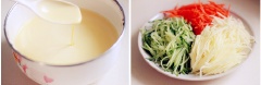Rây bột mỳ vào âu cho mịn sau đó đập trứng vào, thêm nước vừa phải và khuấy đều bằng phới lồng cho đến khi hỗn hợp mịn mượt. Lượng nước gia giảm sao cho bột hơi sệt là được. Tiếp đến chuẩn bị dưa chuột, cà rốt và khoai tây bào sợi.