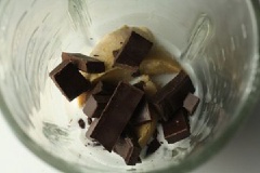 Đầu tiên, cho tất cả nguyên liệu chocolate đen, kem vani, nước cốt dừa, bơ đậu phộng vào máy xay sinh tố.