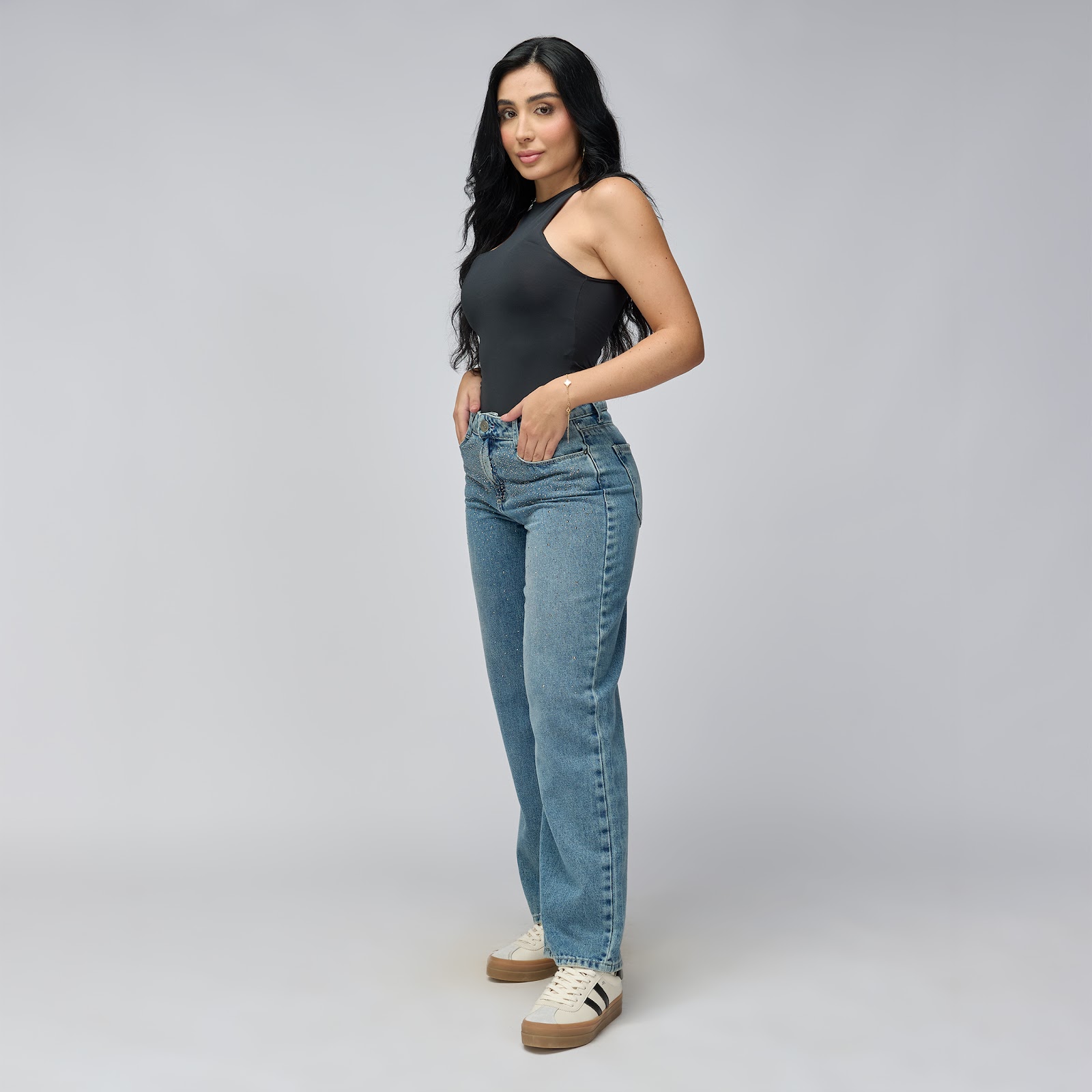 Jean straight tiro alto en denim rígido 100% algodón, color azúl medio - Vista 2
