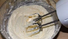 Dùng máy đánh trứng, đánh bông lòng đỏ trứng gà, bơ lạt, 50gr đường trắng, 1 muỗng cà phê vani.