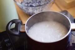 Trong thời gian ngâm củ năng chúng ta tiến hành làm thạch rau câu hoa đậu biếc. Đầu tiên ngâm bột rau câu giòn cùng với nước lọc 30 phút. Pha bột rau câu dẻo cùng với đường. Sau 30 phút đun sôi hỗn hợp rau câu giòn, khuấy đều nước rồi từ từ đổ rau câu dẻo và đường vào, khuấy đều cho hòa tan. Đun hỗn hợp trên bếp cho đến khi sôi bùng lên thì nhắc xuống. Chế sirup hoa đậu biếc vào, khuấy đều rồi đổ rau câu ra khay hoặc dĩa hơi trũng chờ rau câu đông (rất nhanh). Cắt rau câu ra thành những sợi mỏng dài hoặc cắt hạt lựu tùy ý thích.