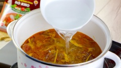 Chế vào nồi 2 chén nước lọc, kho lửa vừa và thường xuyên hớt bọt. Sau khoảng 45 phút thấy nước kho sệt lại và thịt bò mềm thì nhắc nồi và thưởng thức thôi.