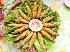 Xếp tôm cuộn mì chiên lên đĩa chấm kèm với tương ớt và sốt mayonnaise. Nhớ khi ăn nhớ tháo tăm tre ra nữa nhé!