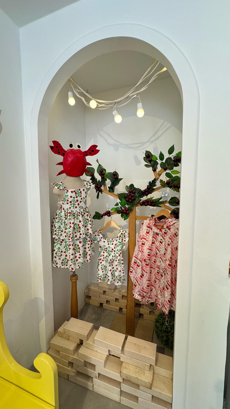 Detalhe infantil Fábula — showroom Low Profile + Dreams