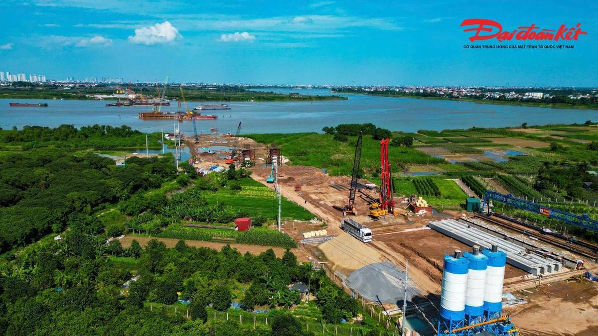 Cầu Ngọc Hồi vượt sông Hồng tăng tốc, nhiều trụ cầu đã thành hình - Báo Đại Đoàn Kết