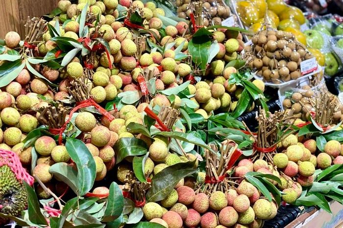 Tiểu thương lý giải giá vải tươi đầu mùa cao chót vót nhưng vẫn đắt hàng - Chuyên trang Gia Đình &amp; Xã Hội - Báo Sức khỏe &amp; Đời sống