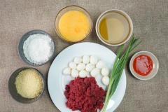 Luộc trứng cút trong nước sôi khoảng 2 phút rồi bóc bỏ vỏ. Thịt bò xay nhuyễn. Trứng gà cho vào chén đánh đều.