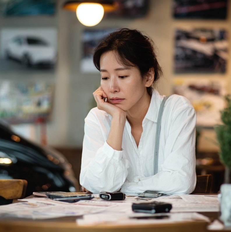 금융 정보를 확인하며 금리 변화를 고민하는 모습