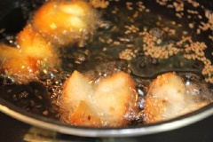 Làm nóng dầu ăn trong chảo, cho bánh vào, chiên giòn. Thỉnh thoảng lật bánh để bánh không bị cháy.