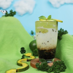 Trang trí thêm vài lát bơ cắt mỏng và nhánh húng lũi cho đep mắt hơn. Vậy là đã hoàn thành món bơ sữa tươi trân châu đường đen rồi, khi uống chỉ cần khoáy nhẹ để sữa tươi có thể hòa quyện với trân châu đường đen. Sữa tươi thì thơm, béo kết hợp với vị ngọt thanh không hề gắt của trân châu đường đen, tất cả hòa quyên với bơ sáp bùi dẻo làm cho hương vị món nước thêm phần thú vị hơn.