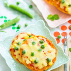 Bạn muốn đổi vị cho bữa sáng và kích thích vị giác của các bạn nhỏ thì món pizza mini dưới đây sẽ giúp bạn thỏa mãn yêu cầu. Những chiếc bánh pizza nhỏ xinh và đẹp mắt, bảo đảm không ai có thể chối từ.