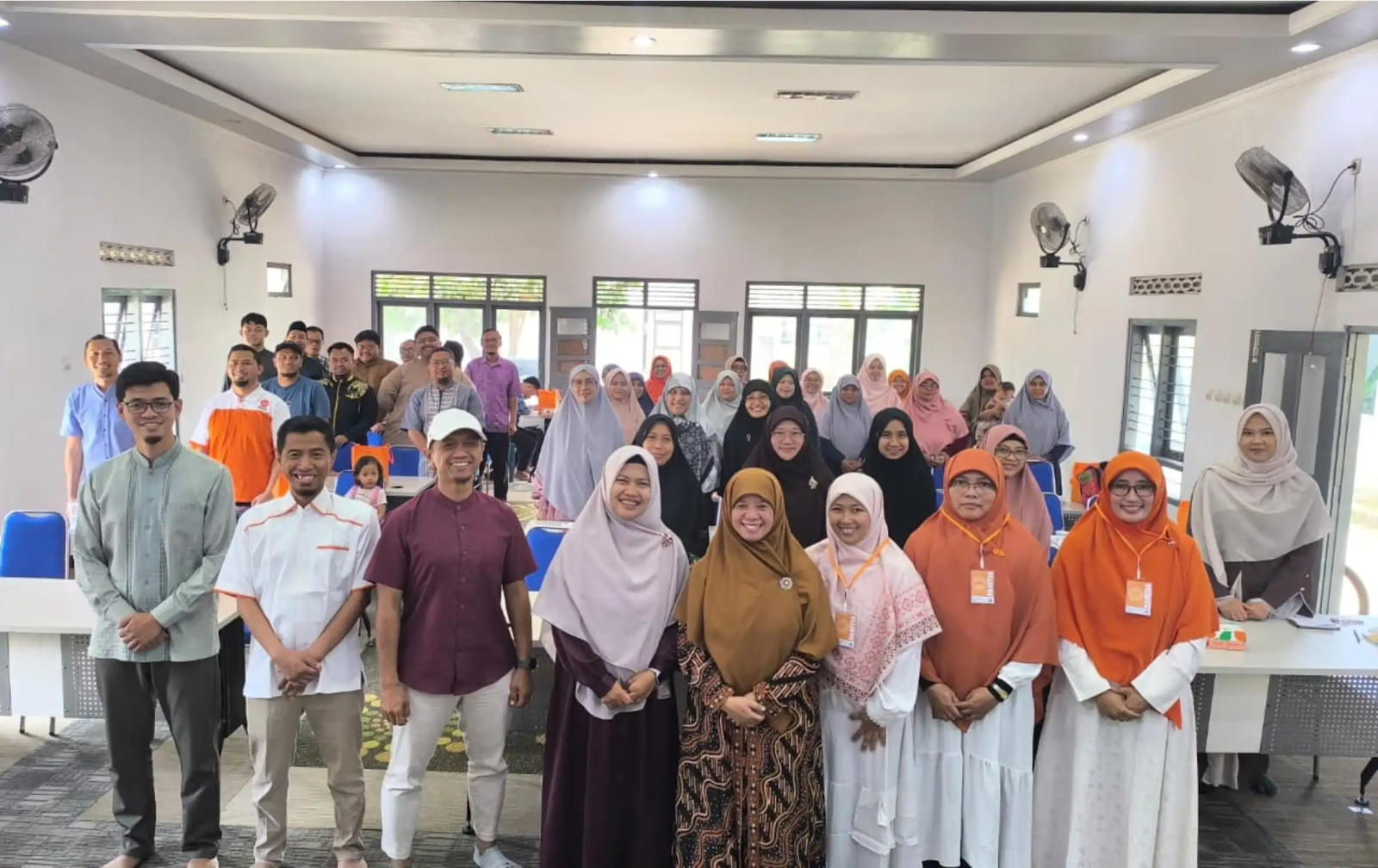 Anggota Komisi E DPRD Jawa Tengah, Ida Nurul Farida (tengah), berfoto bersama peserta reses yang membahas penguatan UMKM lokal di Aula Zaenal Mahmud Centre, Desa Butuh, Kecamatan Tengaran, Kabupaten Semarang, Minggu (11/10/2026).