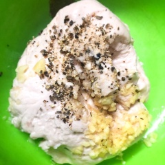 Bò rửa sạch, thái lát mỏng bản to ướp với nước tương, 1 muỗng cà phê tỏi, ít nhất nửa tiếng. Giò sống ướp tiêu, 1 muỗng cà phê tỏi, 1 muỗng cà phê bột nêm, trộn đều và tán càng nhiều càng tốt cho dai.