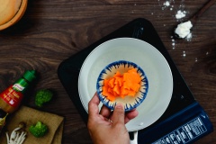 Bông cải xanh với nấm linh chi, cà rốt luộc chính vớt ra, xếp ra nồi đất cho đẹp mắt.