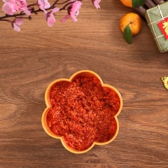 Khi xôi đã chín hết, lần lượt cho xôi gấc, đậu xanh, xôi lá dứa vào khuôn hoa rồi nén chặt rồi lấy khuôn ra, là bạn đã có được món xôi tam sắc đẹp mắt. Rắc thêm ít mè trắng lên trên để món xôi bắt mắt hơn.