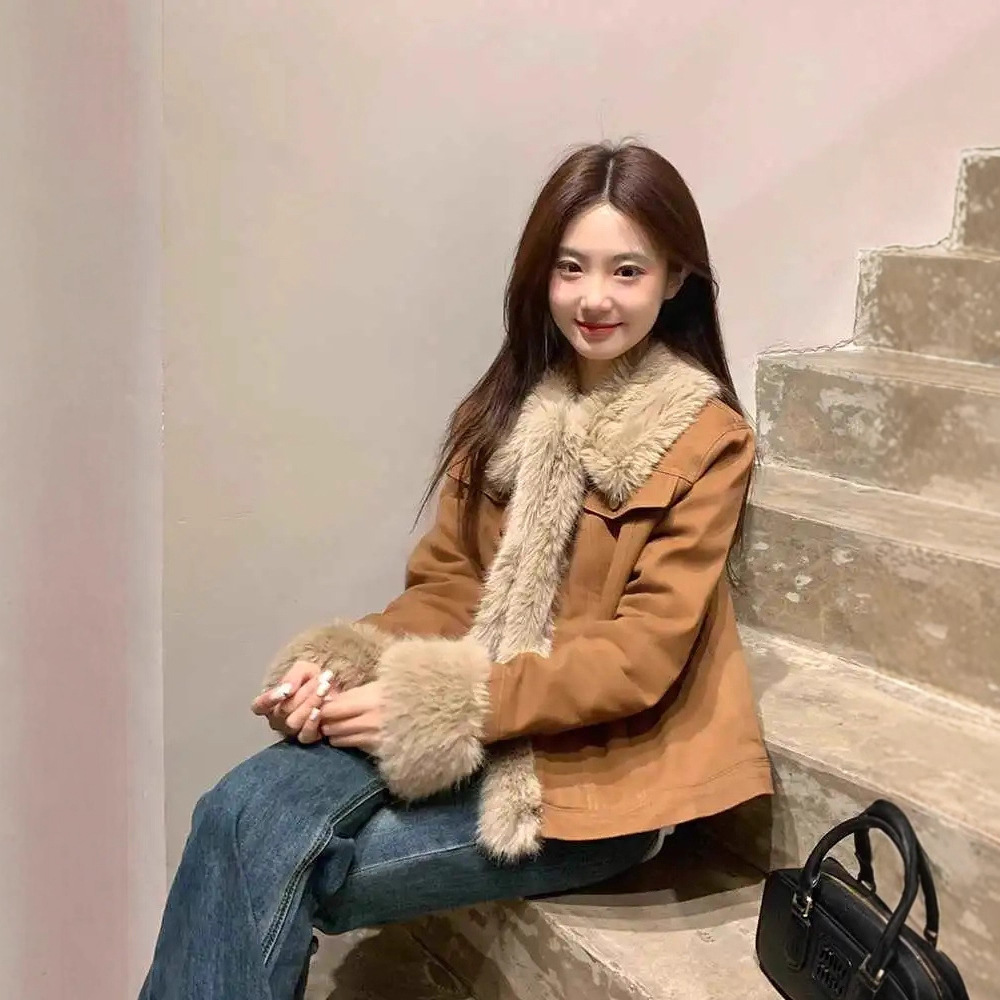 Insulated jacket with contrast details