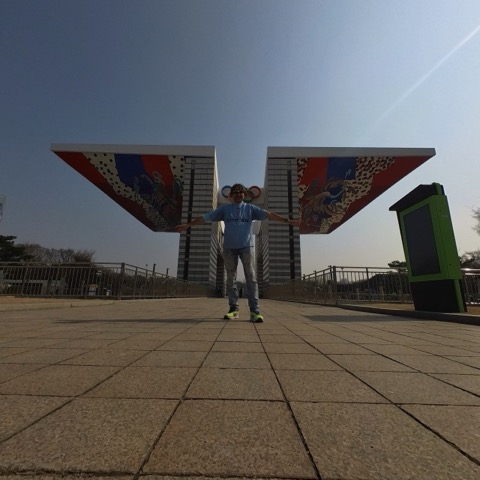 Puerta de la Paz Mundial vista desde el Parque Olímpico