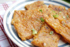 Cắt bánh thành các miếng vừa ăn, bày ra dĩa và thưởng thức.
