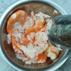 Tôm mua về rửa sạch, loại bỏ phần đầu tôm. Đem tôm ngâm nước muối 10 phút cho bớt tanh rồi rửa sạch. Đặt lên bếp một nồi nước sôi và bỏ toàn bộ tôm đã rửa sạch vào. Lấy đũa đảo đều tay cho tôm chín đều, khi tôm chuyển màu đỏ thì tắt bếp, gấp ra để nguội. Sau đó bóc sạch vỏ tôm và lấy bỏ chỉ đen trên lưng. Lấy một cái cối sạch bỏ vào 1 ít muối và bỏ hết tôm đã bóc vỏ vào, dùng chày giã để thịt tôm vụn ra. Tiếp đến làm nóng chảo, cho hết thịt tôm đã giã vào, để lửa nhỏ, đảo đều khoảng 10 phút cho đến khi thịt tôm chuyển màu vàng đẹp mắt thì tắt bếp.