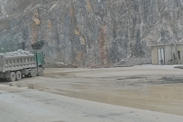 Clip: Xe tải nghi mất phanh, lao dốc gây tai nạn tại mỏ đá - Báo Tiền Phong