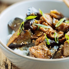 Cà tím xào thịt tương miso ăn cùng cơm nóng rất ngon và đậm đà vị tương thơm lừng cùng cà tím ngọt thanh, thịt mềm mềm hấp dẫn. Còn chờ gì mà không lưu lại công thức ngay nào.