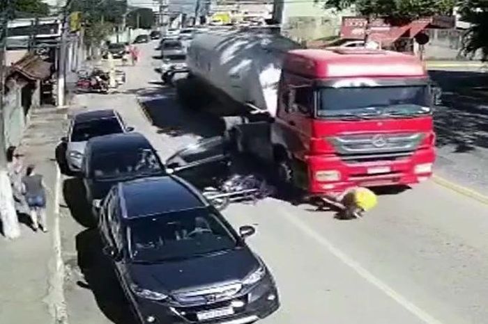 Mở cửa ô tô không quan sát, nữ tài xế khiến người đàn ông suýt chết dưới gầm xe bồn - Tạp chí Doanh Nghiệp Việt Nam
