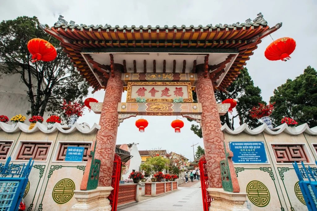 The-grand-facade-of-the-Fujian-Assembly-Hall.webp