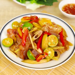 Cho gân bò ra đĩa và ăn kèm với rau sống. Khi thưởng thức bạn sẽ cảm nhận được dai giòn sần sật của gân bò, hoa quyện cùng với vị chua thanh của xoài chắc chắn sẽ đem cho bạn một trải nghiệm thú vị, càng ăn càng nghiện.