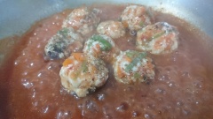 Bắc chảo với 1 muỗng canh dầu ăn phi thơm hành ba rô cắt nhỏ, cho nước cốt cà chua lên, nêm 2 muỗng cà phê nước tương, 2 muỗng cà phê đường, 1 muỗng cà phê hạt nêm chay knorr nấm hương. Nấu sôi sốt cà chua rồi cho nấm nhồi vừa hấp xong lên, pha 1 muỗng cà phê bột bắp với xíu nước đổ lên cho sốt cà chua sệt lại. Rồi nêm nếm lại cho vừa ăn, thêm xíu tiêu cho thơm.
