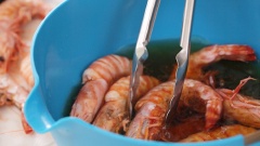 Vớt tôm tươi ra, cho vào tô hỗn hợp nước đá, rượu trắng, ướp trong 30 phút.