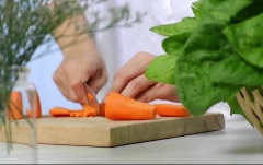 Sơ chế các nguyên liệu cải bó xôi,cà rốt, hành tây dạng sợi vừa ăn. Thịt bò ướp cùng muối tiêu và nước tương