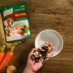Cắt nhỏ 30gr nấm mèo ngâm nở, 30gr sườn non chay ngâm nở. Cắt miếng dài 50gr cà rốt, 50gr nấm mỡ trắng.