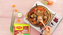 Sau khi nước sôi, cho viên mọc đã vo tròn vào nồi cùng 40gr cà rốt, 50gr nấm hương nấu 10 phút rồi nêm 1 muỗng canh đường và 2 muỗng canh hạt nêm Maggi Nấm hương. Tiếp đó bạn cho 40gr bông cải xanh, 50 gr nấm linh chi nâu nấu thêm 2 phút rồi múc ra tô bún, rắc thêm hành lá.