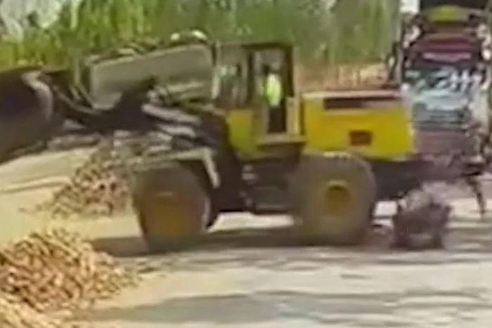 Máy xúc lùi bất ngờ cán nát máy kéo, người đàn ông thoát chết trong tích tắc - Tạp chí Doanh Nghiệp Việt Nam
