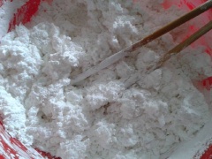 Nấu ấm nước cho sôi già. Đổ bột năng ra thau nhựa thêm chút muối. Rồi cho vào bột khoảng 300 ml nước, rưới đều bột, vừa rưới nước vừa dùng đũa đảo đều cho bột bám đều nước. Nhồi liên tục đến khi bột thành một khối dẻo và mịn.