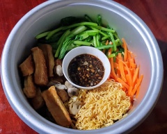 Tất cả các nguyên liệu và nước sốt đã được chuẩn bị hoàn tất. Bây giờ chỉ việc trộn lên và thưởng thức thành quả nhé.