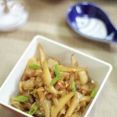 Múc cá cơm kho mỡ hành ra đĩa, dùng nóng với cơm.