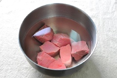 Bò rửa sạch cắt khúc dài 5cm. Ngâm thịt bò trong nước lạnh khoảng 30 phút. Trứng cút luộc chín bóc bỏ vỏ.