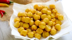 Chuẩn bị sẵn một chảo dầu ăn, thả vào chảo 3 nhánh lá dứa rồi đun nóng. Cho cá viên vào chảo chiên đến khi cá vàng thì vớt ra dĩa lót giấy thấm dầu.