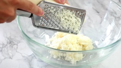 1 kg khoai mì gọt vỏ, ngâm nước muối pha loãng 1 tiếng. Sau đó mài nhuyễn khoai mì lấy bột rồi đem vắt khô ta được 440gr bột khoai mì. Phần nước khoai vắt được giữ lại, lọc phần tinh bột khoai mì màu trắng ở dưới (khoảng 10gr) và bỏ đi phần nước màu vàng ở trên. Tổng cộng 1 kg khoai ta thu được khoảng 450gr bột khoai mì.