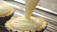 Sau khi đế bánh tart nguội hoàn toàn, bắt nhân đầy lên đế bánh. Dùng cọ phết đều lòng đỏ trứng đã đánh tan lên mặt bánh. Nướng ở nhiệt độ 200 độ trong 10 phút. Rìa bánh vàng nâu là bánh chín. Thời gian nướng phụ thuộc vào bạn muốn độ chảy của nhân lỏng hay đặc.