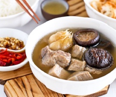 Canh sườn ngon nhất là khi dùng nóng. Bạn chuẩn bị nước tương tỏi ớt để chấm cùng sườn nhé. Mùi vị ngon tuyệt từ canh sẽ khiến gia đình bạn cứ hít hà mãi không thôi.