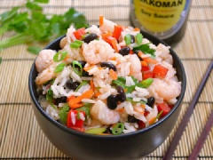 Múc cơm ra tô và thưởng thức.