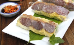 Cuộn tròn lại. Dùng kèm với tương chấm đã pha.