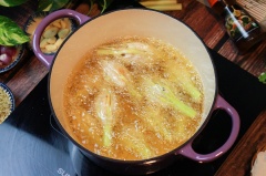 Làm nóng chảo dầu, nhúng đầu đũa sôi tăm thì nhẹ nhàng cho chạo tôm lồng đèn vào chiên đến khi chín vàng thì vớt ra thấm ráo dầu.